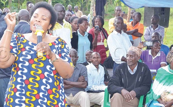 Minisita Namuganza (ku kkono) mu lukiiko n’abatuuze b’e Kitemu ne Nkwale. Minisita Namuganza (ku kkono) mu lukiiko n’abatuuze b’e Kitemu ne Nkwale.