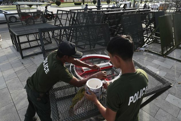 Cambodia: Let Opposition Leaders Return