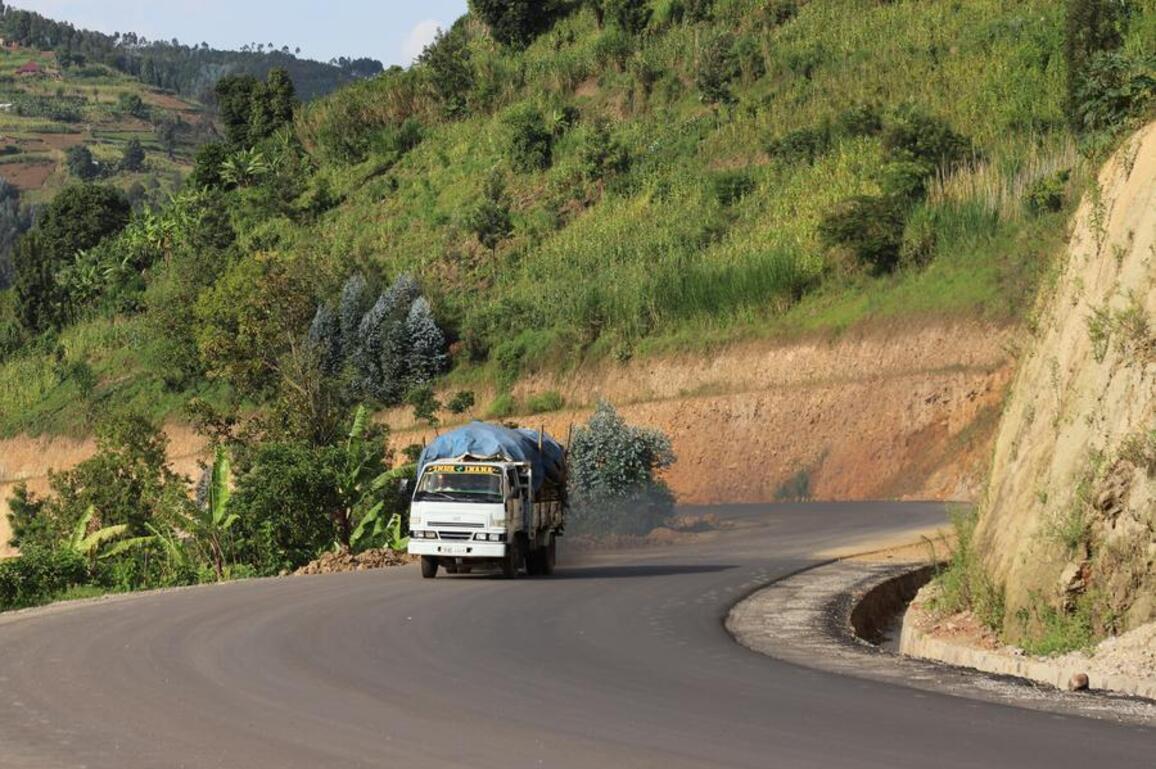 (Hello Africa) Chinese-built road transforms lives, boosts economy in northern Rwanda