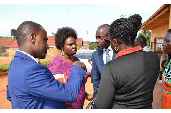 Teddy Bugingo ng'ayogeramu ne balooya be ku kkooti e Kajjansi. Teddy Bugingo ng'ayogeramu ne balooya be ku kkooti e Kajjansi.