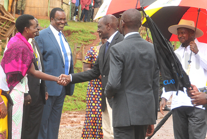  executive director llen agina left greets uto as useveni looks on hoto by onald iirya