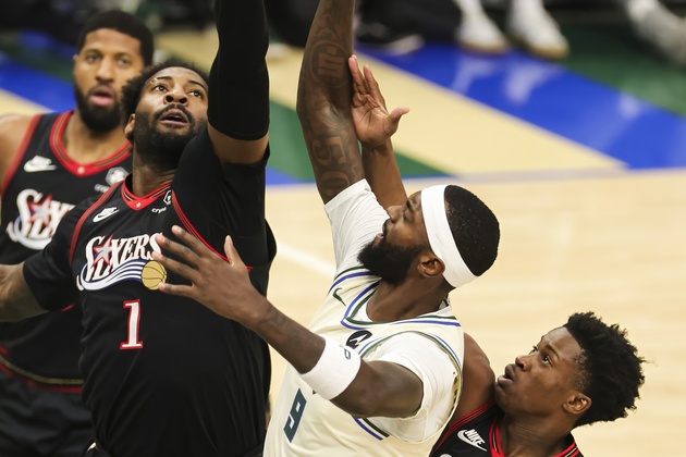 (SP)U.S.-MILWAUKEE-BASKETBALL-NBA-BUCKS VS 76ERS