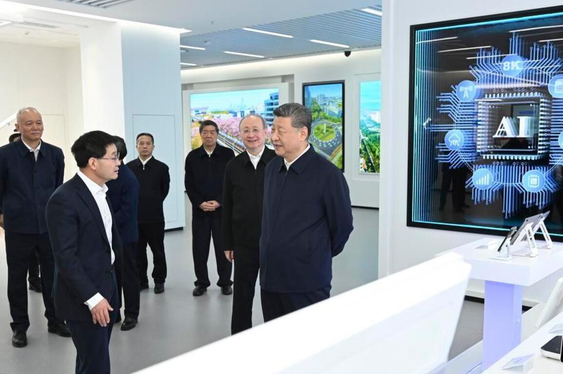 Xi's Album | Xi visits IT innovation park in Beijing