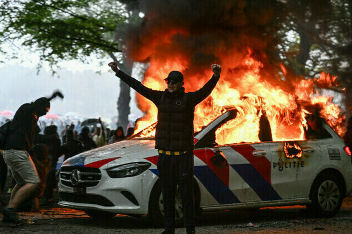 Violence erupts at Dutch anti-immigration rally 