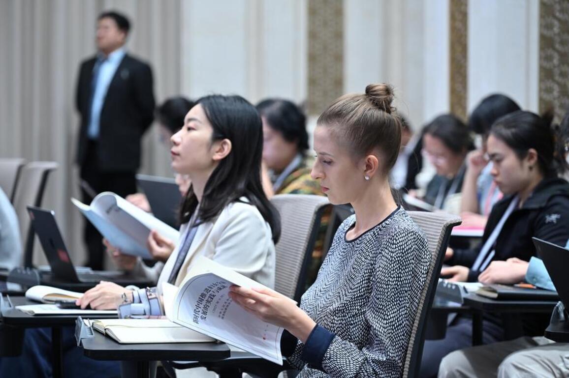 China sees continuous progress of "she power" in workforce