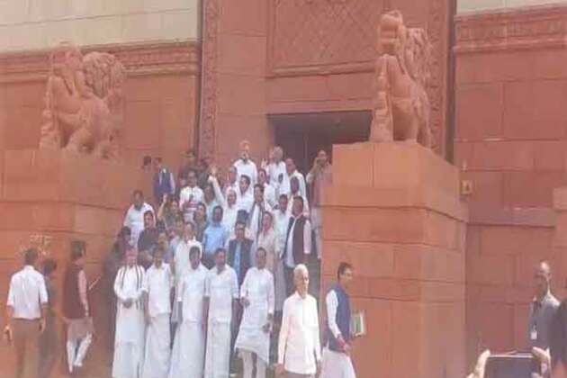 Congress MPs stage protest against Centre on issue of US tariffs