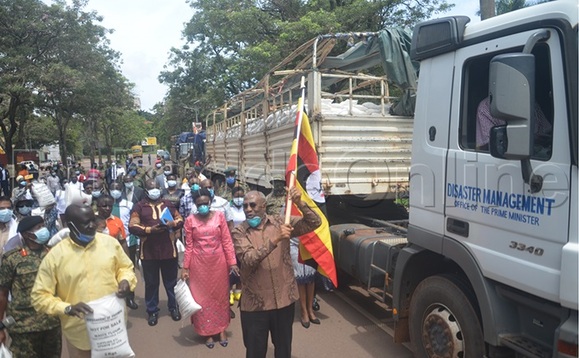 Ssaabaminisita Dr Ruhakana Rugunda ng'asimbulka emmotoka ezitwala emmere mu bantu Ssaabaminisita Dr Ruhakana Rugunda ng'asimbulka emmotoka ezitwala emmere mu bantu