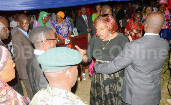 Kabaka(ku ddyo) ng'atangira Nnaalinnya Kyamulabi okulumba Katikkiro (mu galubindi) bwe baabadde mu Lubiri ku Lwomukaaga Kabaka(ku ddyo) ng'atangira Nnaalinnya Kyamulabi okulumba Katikkiro (mu galubindi) bwe baabadde mu Lubiri ku Lwomukaaga