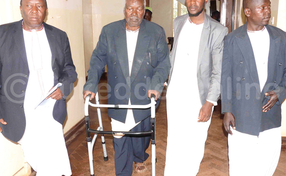 Omutaka Mayanja Ntate (atambulira ku miggo)ng’afuluma e Bulange - Mmengo. Ku kkono ye Robert Kasule, jingo Bazannye (ku ddyo) ne Yakobo Kityo. Omutaka Mayanja Ntate (atambulira ku miggo)ng’afuluma e Bulange - Mmengo. Ku kkono ye Robert Kasule, jingo Bazannye (ku ddyo) ne Yakobo Kityo.