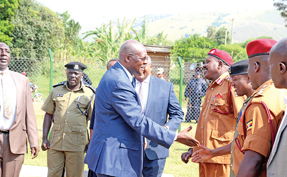 Ssaabalamuzi Katureebe ng’ayanirizibwa nga yaakatuuka ku mukolo. Ssaabalamuzi Katureebe ng’ayanirizibwa nga yaakatuuka ku mukolo.