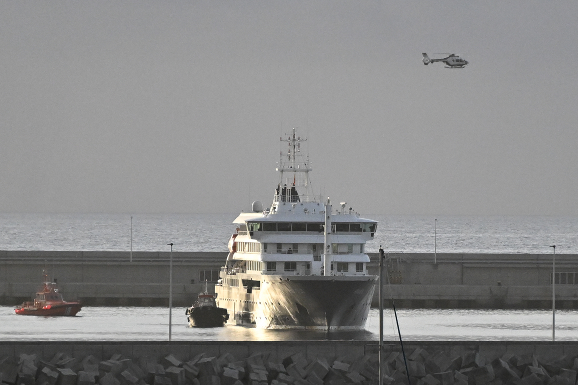 FOCUS | Spanish authorities evacuate hantavirus-hit cruise ship off Tenerife