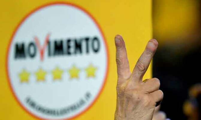 Italians queue for free cash promised by Five Star Italians queue for free cash promised by Five Star
