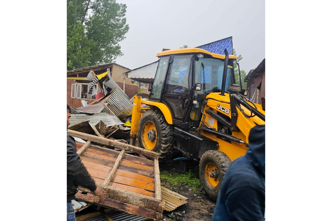 Srinagar Police demolishes illegal structure of drug peddler in Noorbagh
