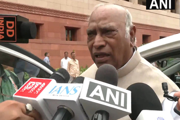 "They don't have courage to say Trump is lying": Mallikarjun Kharge targets Centre over US President's repeated claim on ceasefire