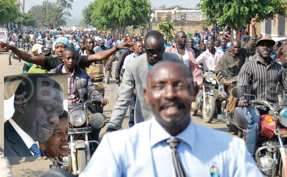 Abantu nga bakulembeddemu Besigye (mu katono) okugenda ku Klezia. Abantu nga bakulembeddemu Besigye (mu katono) okugenda ku Klezia.