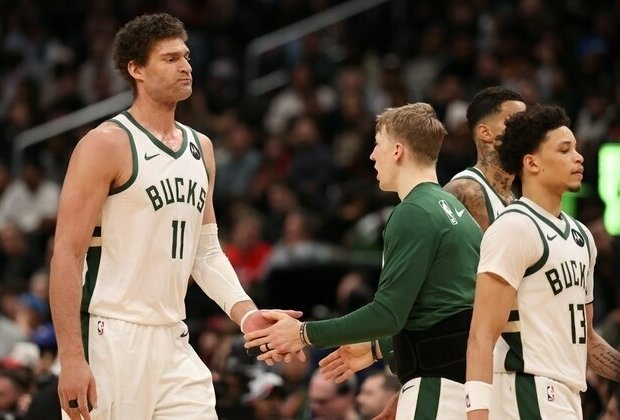 Brook Lopez helps short-handed Bucks get past Wizards