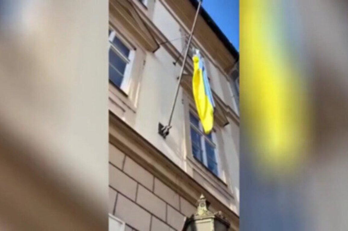 Ukrainian flag taken down from Czech parliament (VIDEO)