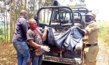 Abaserikale nga bateeka ku kabangali omulambo gw’omusajja eyasangiddwa mu kibira e Bunnamwaya. Abaserikale nga bateeka ku kabangali omulambo gw’omusajja eyasangiddwa mu kibira e Bunnamwaya.
