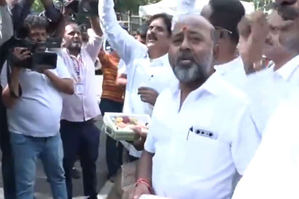 Karnataka: Supporters distribute sweets, raise slogans outside Depy CM DK Shivakumar's residence amid imminent leadership change