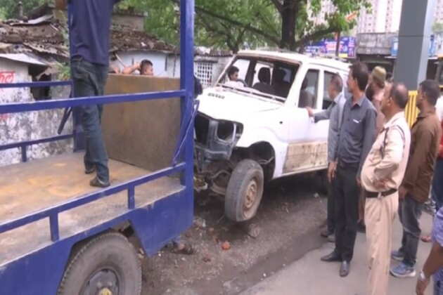 Bhopal district admin's anti-encroachment squad begins removing scrap vehicles from city