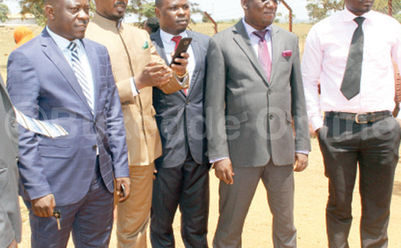 Ssewanyana (akutte essimu) kato Lubwama (ow’okubiri ku ddyo) ne bannaabwe e Kigo. Ssewanyana (akutte essimu) kato Lubwama (ow’okubiri ku ddyo) ne bannaabwe e Kigo.