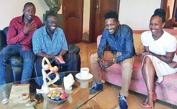 Bobi ne mukyala we Babie (ku ddyo) ku bugenyi ewa Besigye. Bobi ne mukyala we Babie (ku ddyo) ku bugenyi ewa Besigye.