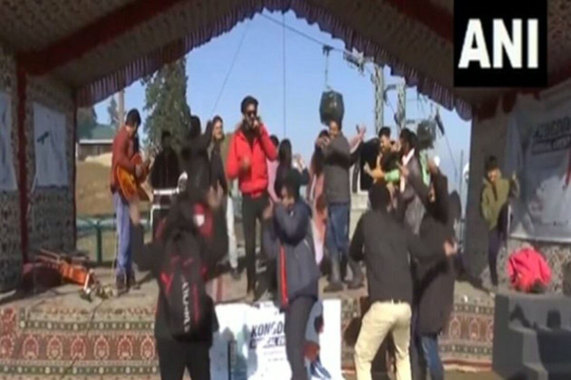 Gulmarg: People dance to Bollywood classic numbers at Kongdoori Musical Event