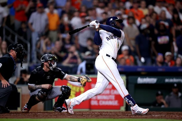 Astros deliver big hits to surge past White Sox