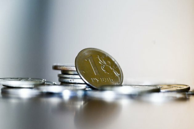 Ruble tumbles as Ukraine tensions rumble