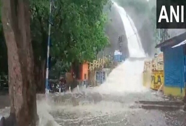 Flash flood at old Courtallam falls in Tamil Nadu's Tenkasi, 1 dead