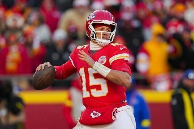 Patrick Mahomes, in knee brace, participates in Chiefs' first practice