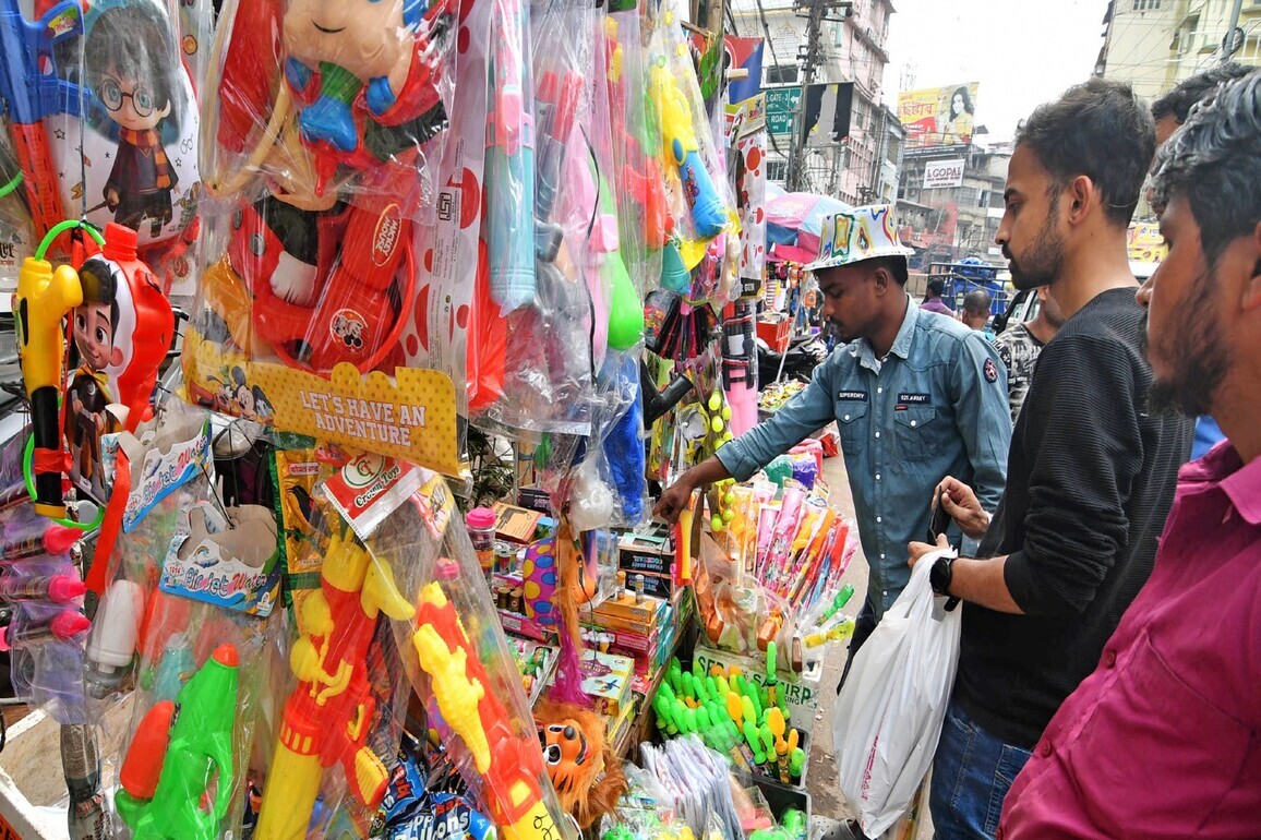 Holi trade to cross Rs 80,000 crore this year; Markets witness surge in swadeshi products: Praveen Khandelwal