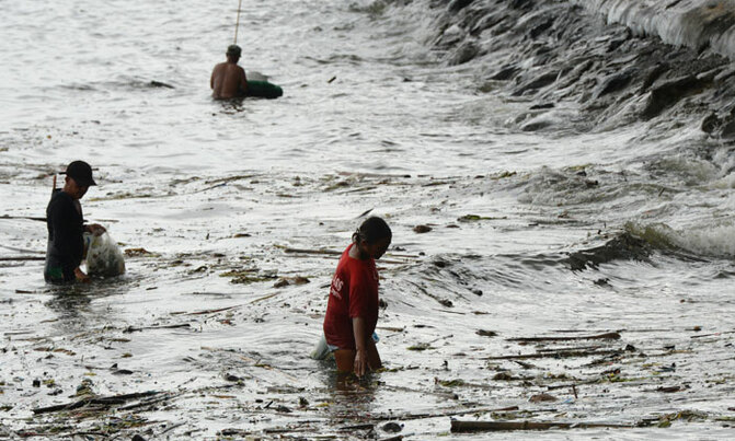 Thousands flee as typhoon smashes into Philippines Thousands flee as typhoon smashes into Philippines