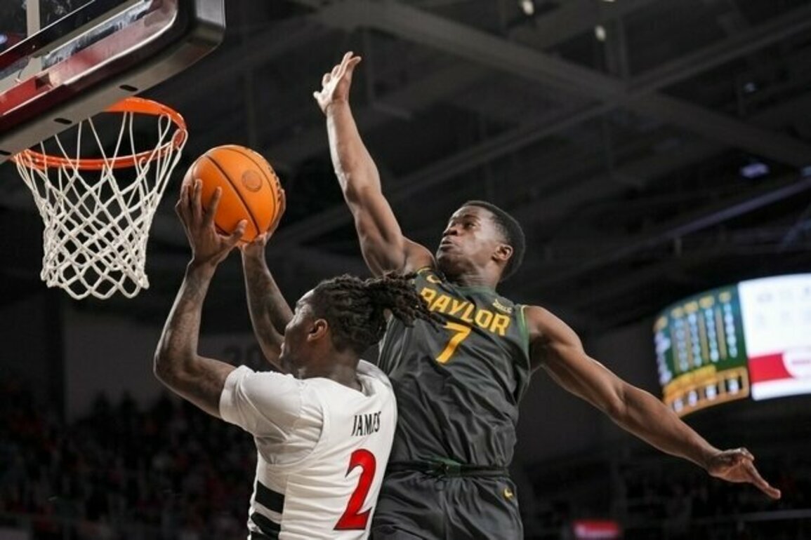 Cincinnati hands Baylor third straight loss thanks to late 3