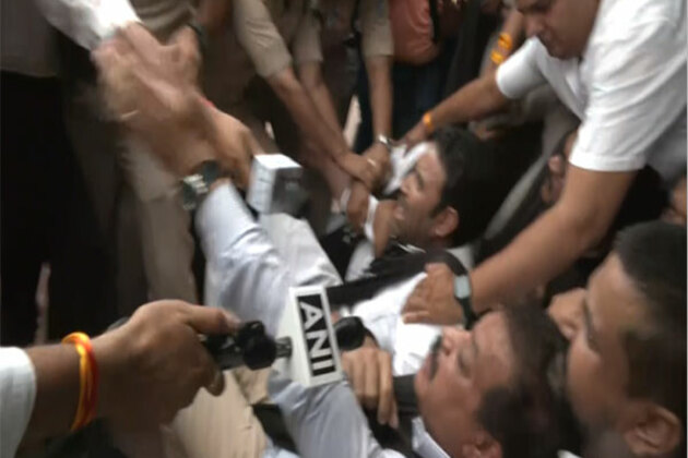 MP: Police detain Congress MLAs protesting for dismissal of Minister Vijay Shah in Bhopal