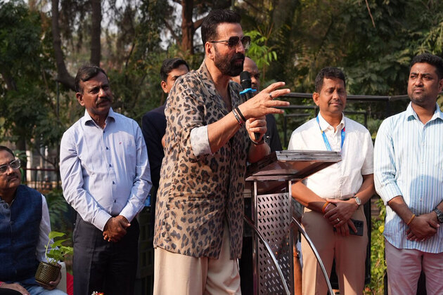 Akshay Kumar inaugurates Andheri's flower show