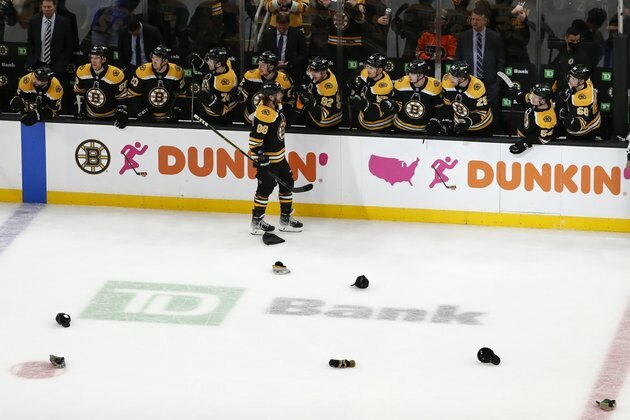 NHL roundup: David Pastrnak's hat trick boosts Bruins