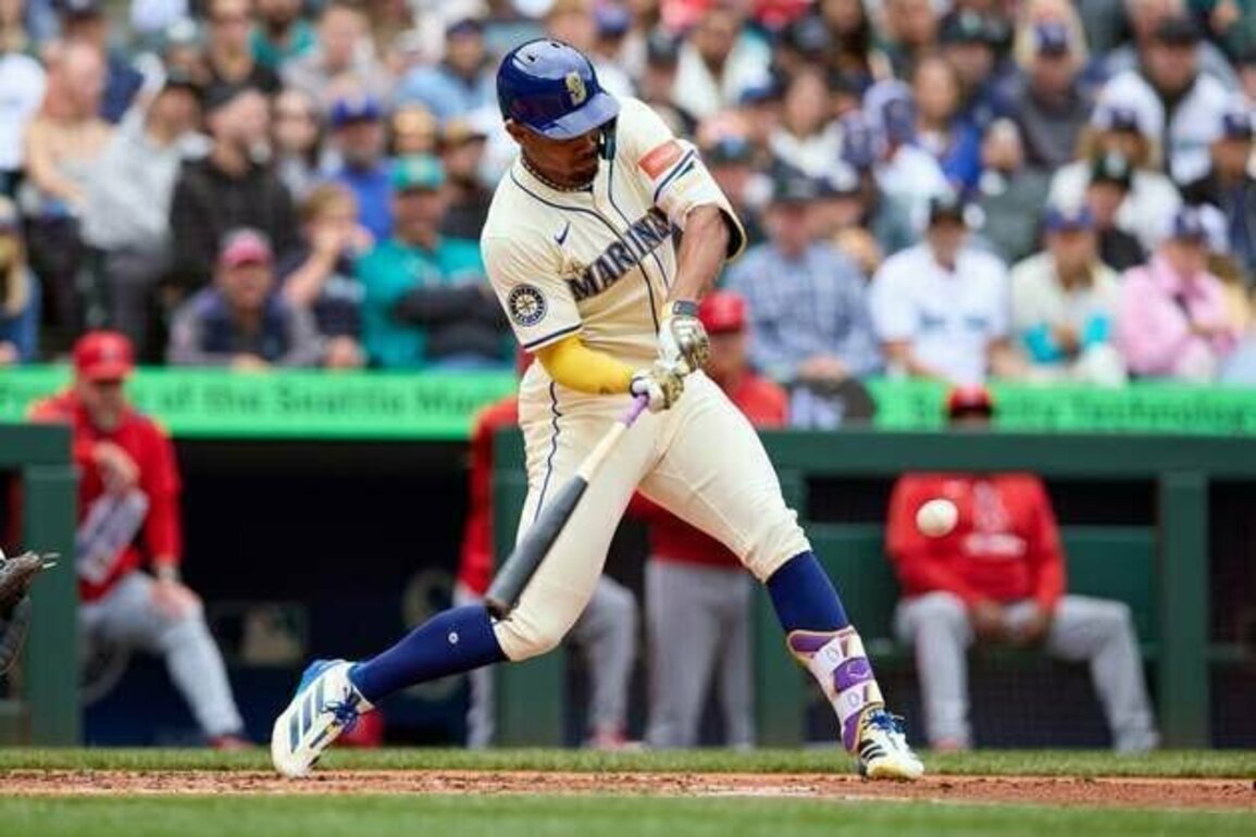 Cal Raleigh ties Mickey Mantle as Mariners clobber Angels for ninth straight win