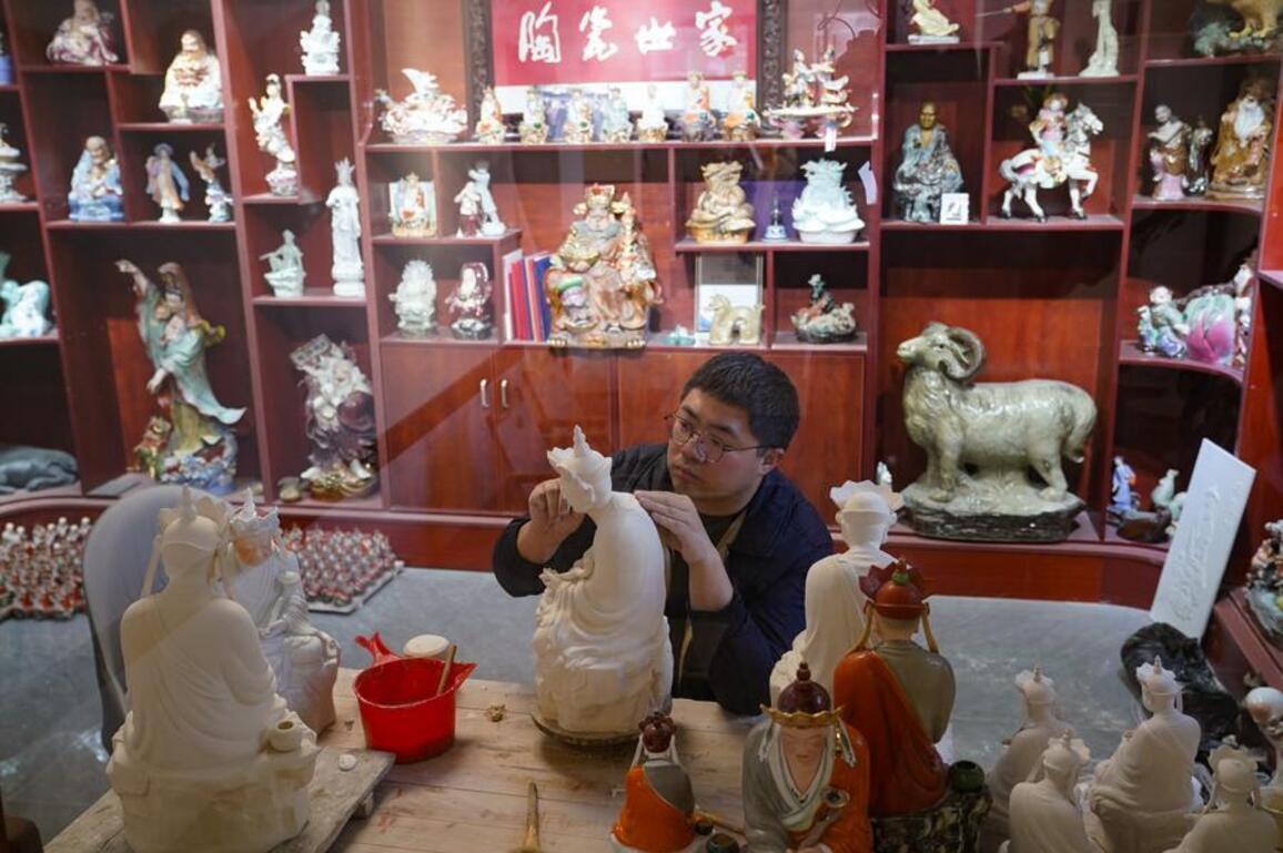 ChineseToday | "Speechless Buddha" creator's descendant reinterprets time-honored porcelain making art
