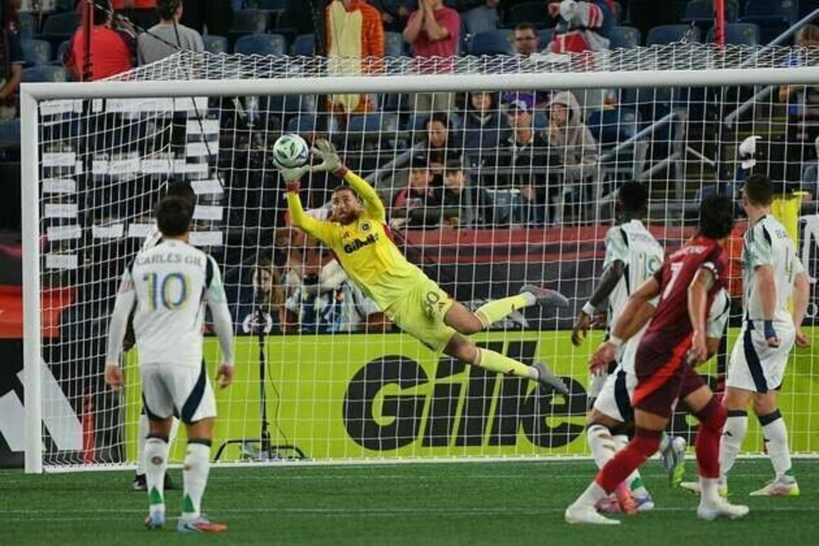 After key saves by both keepers, Toronto FC and Revolution settle for draw