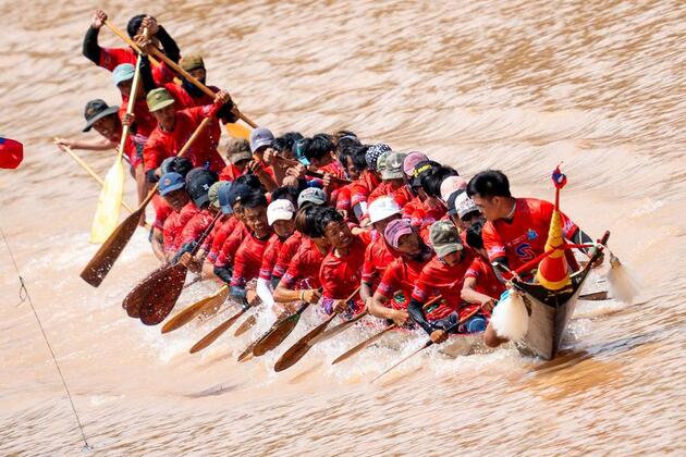 Splash of tradition, harmonious oars echo through Lao boat racing festival