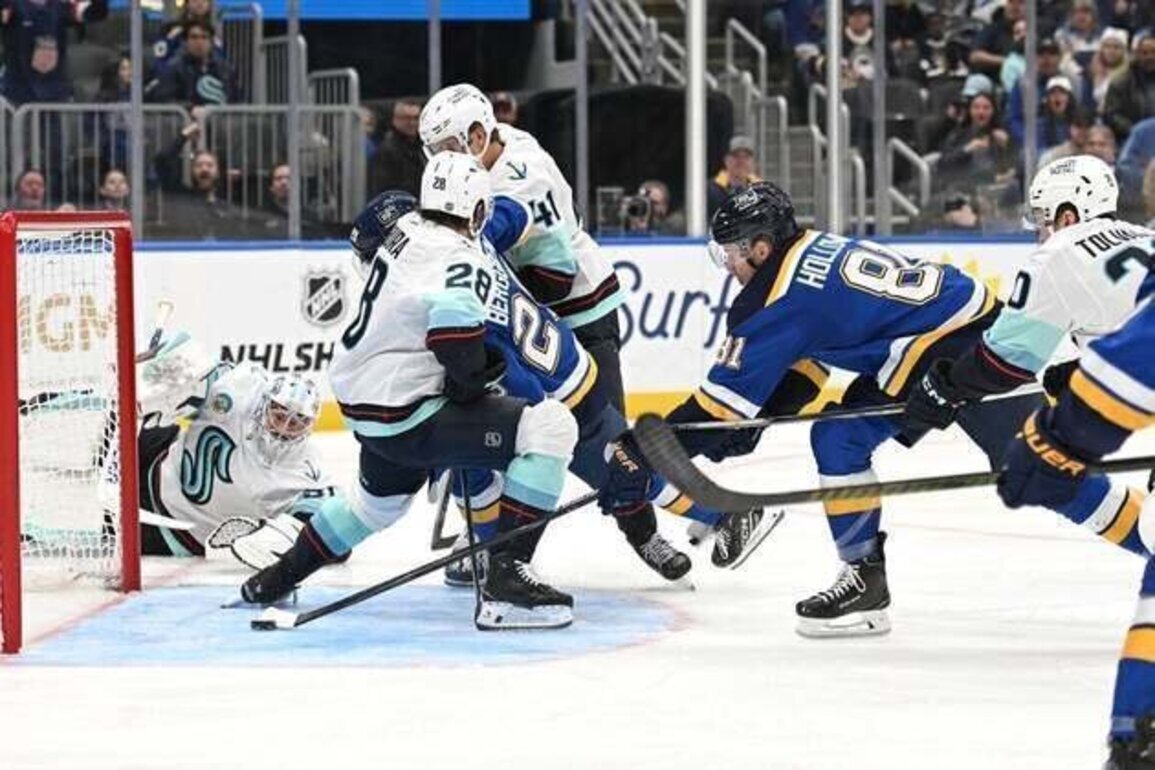 Blues' Dylan Holloway returns to action with hat trick vs. Kraken