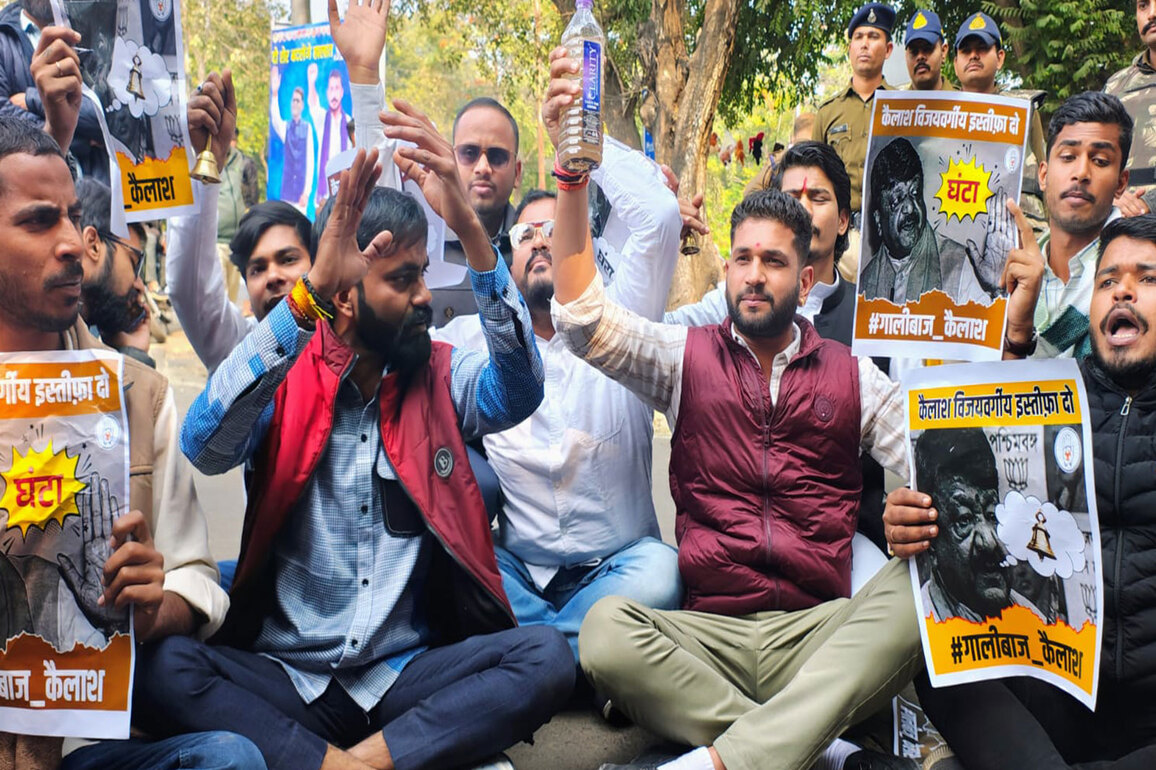 MP: Youth Congress protests against Minister Kailash Vijayvargiya over remark on Indore water contamination