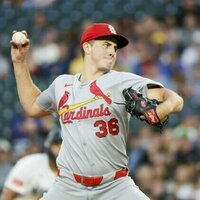 After tweak sparks win, Reds continue playoff push vs. Cardinals