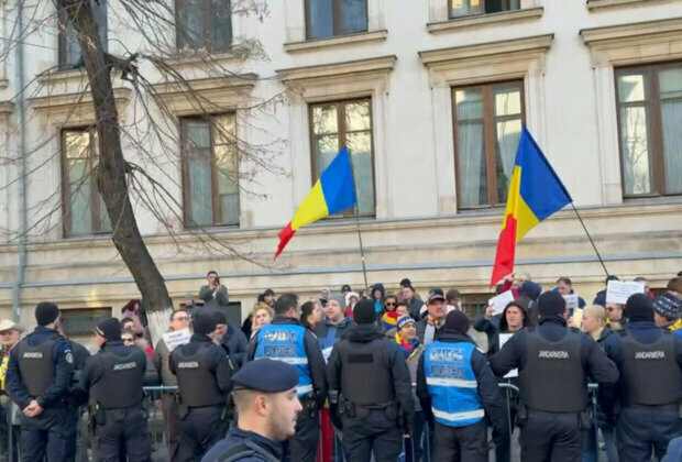 Supporters of Romanian presidential candidate rally outside court 