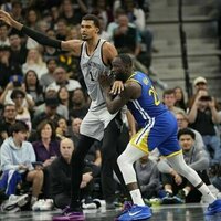 Stephen Curry reels off 49 points as Warriors rally past Spurs
