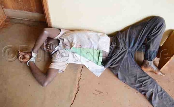 Okecho eyatemye abaana nga bamusibye ku mpingu. (Ebif. Mukasa Kivumbi) Okecho eyatemye abaana nga bamusibye ku mpingu. (Ebif. Mukasa Kivumbi)