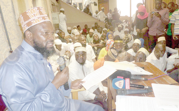 Ssaabawandiisi w’Abatabbuliiki Hajji Ayub Nyende ng’ayogerako eri Abasiraamu oluvannyuma lw’okusaala ku muzikiti e Nakasero. Ssaabawandiisi w’Abatabbuliiki Hajji Ayub Nyende ng’ayogerako eri Abasiraamu oluvannyuma lw’okusaala ku muzikiti e Nakasero.