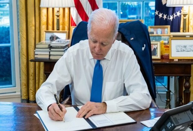 Biden signs executive order to prohibit new investment, trade in Ukraine breakaway regions