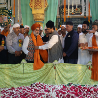 Delhi LG offers 'Chadar' at Khwaja Qutbuddin Bakhtiyar Kaki dargah in Mehrauli